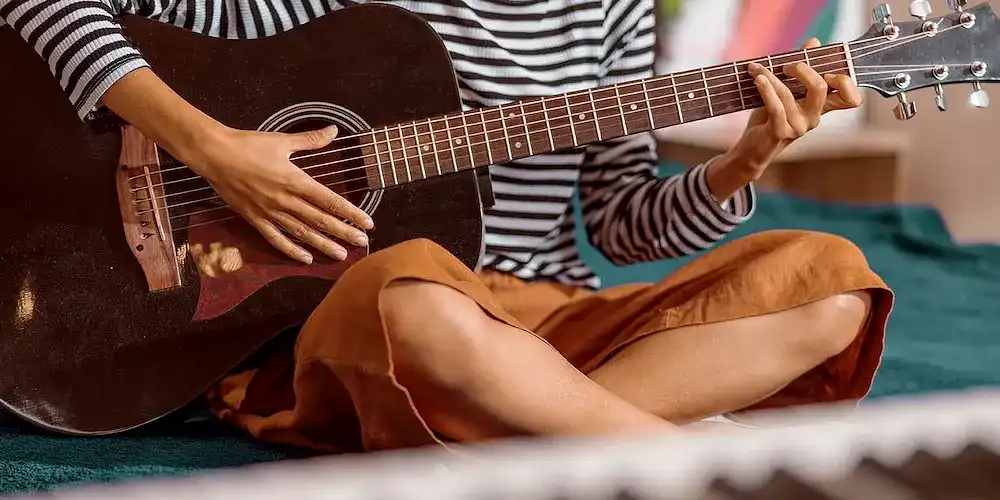 görünüş olarak klasik gitara benzese de farklı bir yapıya sahiptir.