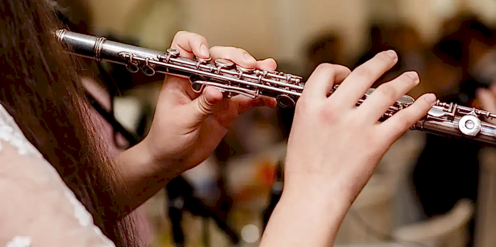 Yan flüt eğitimi notalarla başlar.