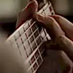 Gitar teli değişimi yapılırken dikkatli olunmalıdır.