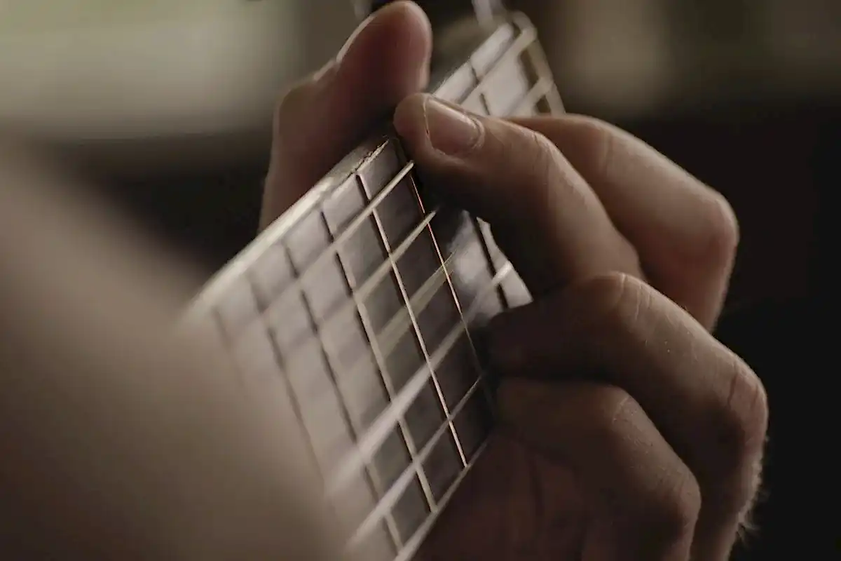 Gitar teli değişimi yapılırken dikkatli olunmalıdır.