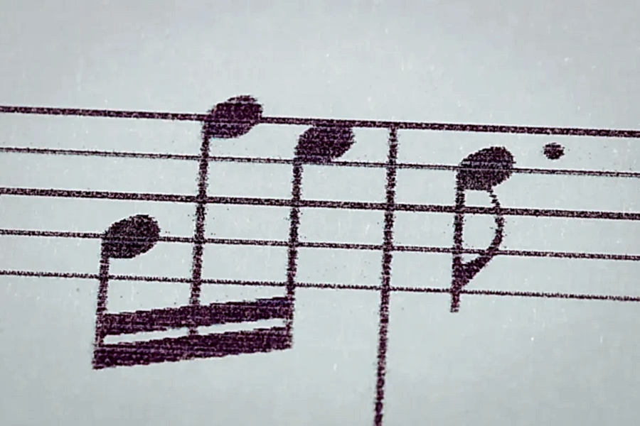 Ritim çubukları, özellikle çocuklar ve müziğe yeni başlayanlar için ritim duygusunu somutlaştıran etkili bir araçtır.