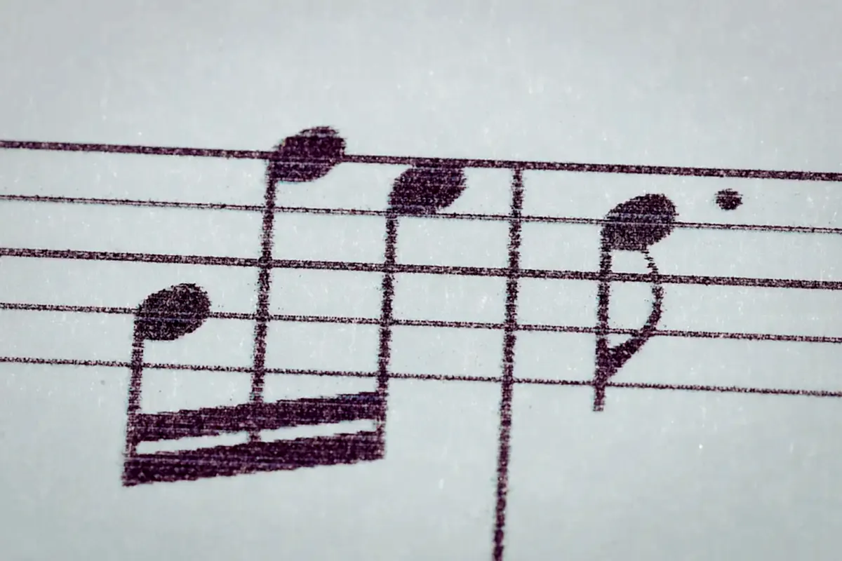 Ritim çubukları, özellikle çocuklar ve müziğe yeni başlayanlar için ritim duygusunu somutlaştıran etkili bir araçtır.